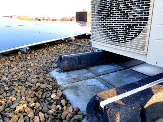 Buitenunit Airco- / Warmtepomp op betontegels i.c.m. Regufoam D300-25